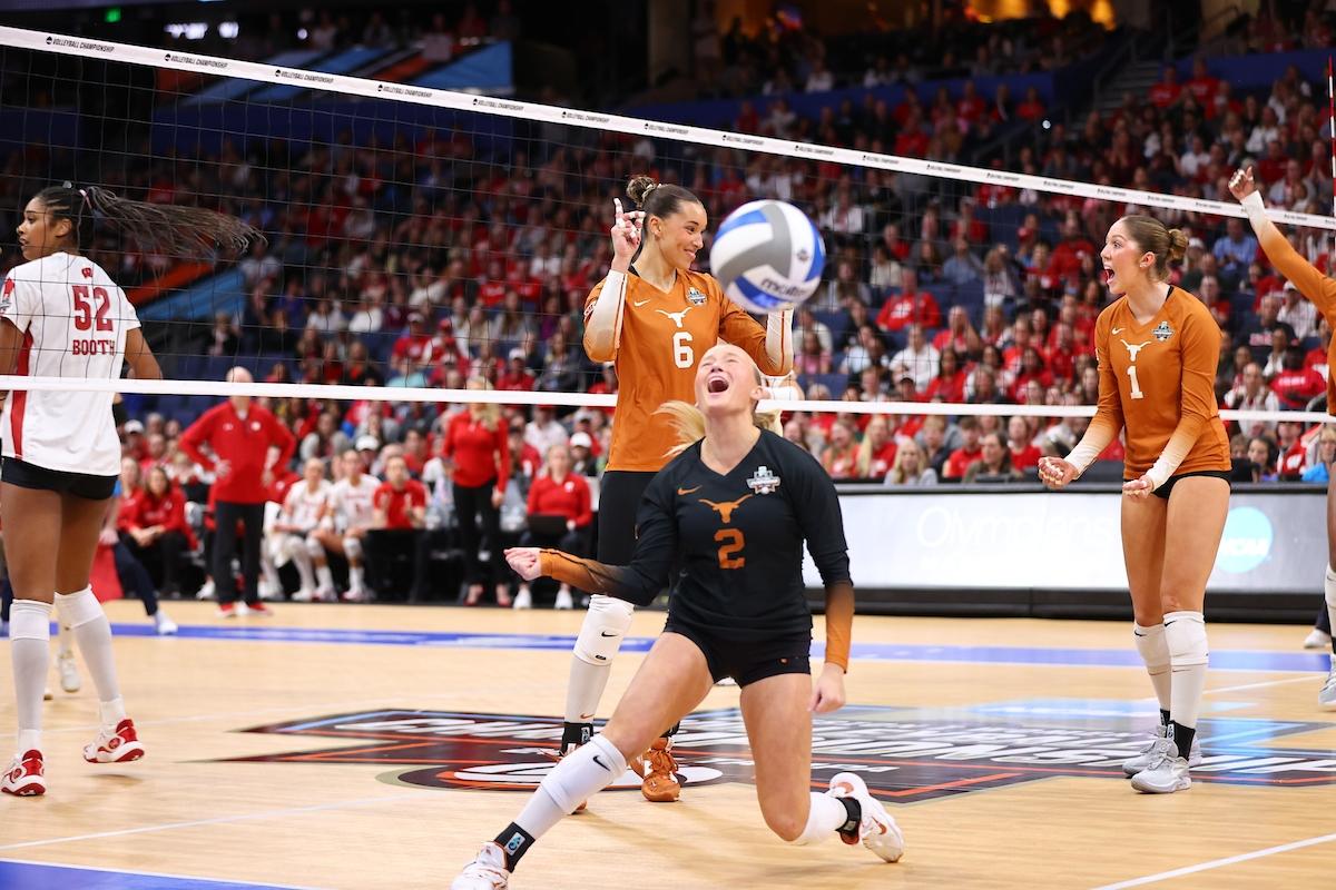 Texas beats Wisconsin in the 2023 DI women's volleyball semifinals